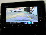 バックカメラの画像です。ガイドラインがスムースな車庫入れをサポートいたします。車庫入れの安心感がアップしますね。