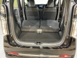 後席背もたれを倒せばちょっと大きめの荷物や長いものを積みたい時に便利です。