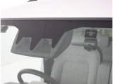 サポカーSとは、衝突被害軽減ブレーキに加えて、高齢者に多いと言われている踏み間違い事故防止をサポートする機能です。詳しくは販売店スタッフまでおたずねください。