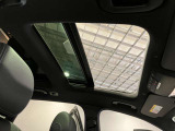 パノラミックルーフで明るい車内と開放感あるドライブをお楽しみいただけます。