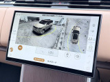 【3Dサラウンドカメラ】周囲の安全確認をアシストする機能です。3D車外ビュー、360&deg;オーバーヘッドビューを 利用して、狭いスペースでも安心、スムーズに運転操作ができます。