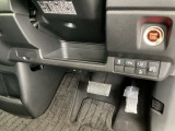 横滑りを防ぐVSAなどのスイッチは、運転席の右側、手の届きやすい位置にあります。
