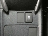 トラクションコントロール装備です。すべりやすい路面での発進時や加速時にタイヤの空転を抑え、駆動力確保に貢献する機能です。詳細は販売店スタッフまでおたずねください。