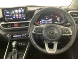 【ハンドル】運転にかかわる様々な操作を安全に行えるように視点移動が少なく操作性に配慮されたスイッチ類が凝縮されたコックピットです。