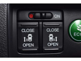 両側電動スライドドアは運転席スイッチからも開閉可能でございます♪