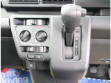 お車選びをお楽しみ頂けるよう、在庫車の展示スペースを十分に確保しております。