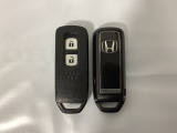 スマートキーを装備しています。鍵を差し込むことなくドアロックの開け閉めと、スタートボタン操作でのエンジンスタートができます。スペアキーも同じものを用意しております。