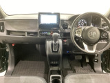 車内は光触媒抗菌消臭施工済です。スタイリッシュなデザインで暖かみのあるインパネ周りを演出します。グローブボックスやカップホルダーのほかにトレーなどたくさんの収納スペースが装備されています。