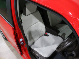 程よい硬さとホールド性が高いシートで長時間運転も快適です。