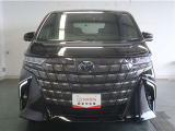 シャープなヘッドライトと引き締まったフェイスデザインが、この車の個性を明確に主張します。見る人に安心感と信頼感を与える、完成度の高いシルエットです。