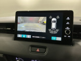 リバースギアに入れるだけで後方の表示へ切り替わります。夜間や雨の日の駐車も楽になりますよ。