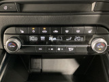 温度の設定のみで快適な風量やモードなどを自動調整してくれるフルオートエアコンを装備!