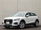 ●一目でAudiとわかる特徴的なシングルフレームグリル・LEDランプ。精悍なフロントマスクからAudiのスマートで上品なブランドを連想させてくれます。女性にも大変ご好評頂いております。