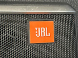 【JBLサウンドシステム】高品位サウンドシステムを搭載。専用のチューニングが施された大小様々なスピーカーから良質なサウンドが奏でられ、臨場感あふれる音響空間を演出します。