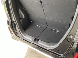 後席を倒さなくても、ゆとりある荷室。