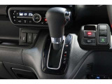 インパネシフトだから視線の移動も少なく足元もスッキリ♪運転席もゆったりしているのでゆとりを持ってドライブできますね!