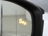 ブラインドスポットモニター装備。隣車線を走る車両を検知。ドアミラーでは確認しにくい後、側方エリアに存在する車両や急接近してくる車両も検知しドアミラーに搭載されたLEDインジケーターが点灯します。