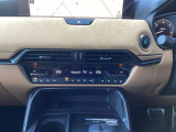 オート式エアコンは操作性が良好です。運転席と助手席にはシートヒーターが装備されており、座面と背もたれをすばやく温め、寒い時期にも快適な運転環境を提供します。