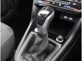 レザーシフト、プッシュスタート、駐車支援システム付きです。