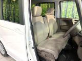 運転席まわりには十分なスペースがあり、大柄な方でもゆったり運転していただける環境です。