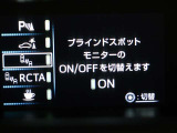 コーナーセンサーを車の前後に装備。障害物までの距離に応じて警告音を変えてお知らせ。縦列駐車時や駐車場・車庫などでの取り回しをサポートします。詳細は販売店スタッフまでおたずねください。