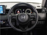 【本革巻きステアリング+ステアリングヒーター】ステアリングは運転中、常に触れる部分。しっとりとした上質な触れ心地がドライブ体験を彩ります。ハンドルヒーターも加わり、冬の冷たさも解決です♪