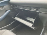 大型のグローブボックスは車検証など大きな物もすっぽりと収まるサイズとなっております。