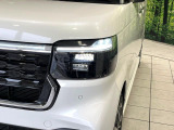 【LEDヘッドライト】悪天候や夜間走行時も良好な視界を確保し安心して運転できる高輝度LEDヘッドライトを装備!点灯速度が早く、消費電力も抑えられています。