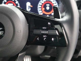 先行車との距離を測定し、運転者がセットした車速を上限として、システムがアクセルとブレーキの操作を行い、車速に応じた車間距離を保ちながら走行する「インテリジェントクルーズコントロール」が装備されています