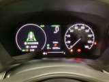 ハイブリット車専用のメーターです。右側の大型スピードメーターに加え、ステアリングスイッチを使って左のマルチインフォメーション・ディスプレイで燃費や動力伝達などの情報が見れるようになっています。