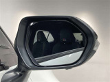 ブラインドスポットモニター(BSM)を装備しています。隣を走る車両が死角に入るとミラー内LEDインジケーターが点灯。さらに、ウィンカーを出すとインジケーターが光って点滅して注意を促してくれます。