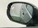 ブラインドスポットインフォメーションは走行中、斜め後ろに車両を感知すると、ドアミラー上のマークを点灯してお知らせします