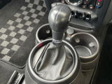 ●シフトノブの使用感も少なく、良好な状態です。●純正15インチアルミホイール:輸入車ならではの卓越した走りを支えるホイールと足回りです!日本車の走りに慣れている方にもぜひ体感して頂きたいほど、高いレベ