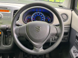 インテリアに合わせたデザインのステアリングは、運転される方のことも考え、運転しやすい形状、大きさです。是非一度、実際に触ってお確かめください。