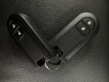 スマートキー機能を有しています!ドアロックの開閉やエンジン始動時にキーをポケットやカバンなどに携帯していればキーを挿さなくてもそのまま手ぶらで可能です!!