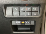 Hondaセンシング用の、VSA解除と路外逸脱抑制機能のオンオフスイッチなどはハンドルの右側に装備しています。その下にETC2.0がついています。高速道路の料金所の通過も楽々です。