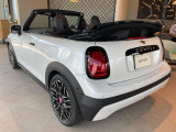 かわいいテールのデザインはほかの車にはない魅力があります。ひと目で&ldquo;MINI&rdquo;とわかるデザインはアナタを虜にしてしまうかもしれません。