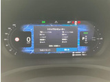 運転しながら車両の多くの機能を直観的にコントロールでき、ステアリングホイールから手を離す必要がありません。右側ステアリングホイール内蔵リモコンを使用すると、オーディオシステム、トリップコンピューターを