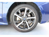 タイヤサイズは225/45R18 純正アルミホイール装着です!