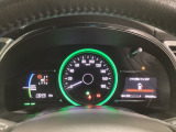 ハイブリット車専用のメーターです。中央のスピードメーターより左右のサブデスプレイで燃費や動力伝達などの情報が見れるようになっています。