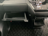 車検証入れになどにも使える便利な収納BOXあります。
