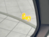 【ブラインドスポットモニター】走行中、ドアミラーの死角になりやすい箇所に後続車が接近するとサイドミラーのレンズに警告を表示!ドライバーに注意喚起をしてくれます。