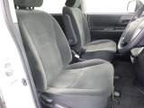 運転席・助手席共に肘かけ付きで、ゆったりとしたドライビングが楽しめます。