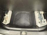トランクルームにはパンク修理キットがあります。