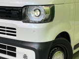 【LEDヘッドライト】悪天候や夜間走行時も良好な視界を確保し安心して運転できる高輝度LEDヘッドライトを装備!点灯速度が早く、消費電力も抑えられています。