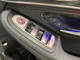 メモリー付き電動シートも装備されておりますのでシート位置を3パターン記憶できます。