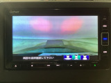 【バックカメラ】運転が苦手な方も車庫入れラクラクです!ギアをリバースに入れれば自動的に切り換わりますので、面倒な操作は不要です♪狭い駐車場もお車を傷つけず安心ですね!