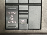 【パワースライドドア】スマートキーや運転席のスイッチでスライドドアの開閉が可能♪電動だから力を入れてドアを開ける必要が無く、小さいお子様でも、重い荷物を持っている時もラクに開け閉めできます♪