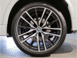 【BMWアロイホイル】軽量かつ強度に拘ったアロイホイル。走行性能ポテンシャルを引き出す設計。車の足元を引き締めてくれる大きなポイントはアロイホイルです。