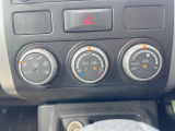 【オートエアコン】一度お好みの温度に設定すれば、車内の温度を検知し風量や温度を自動で調整。暑い&hellip;寒い&hellip;と何度もスイッチ操作をする必要はありません。快適な車内空間には必須の機能ですね♪
